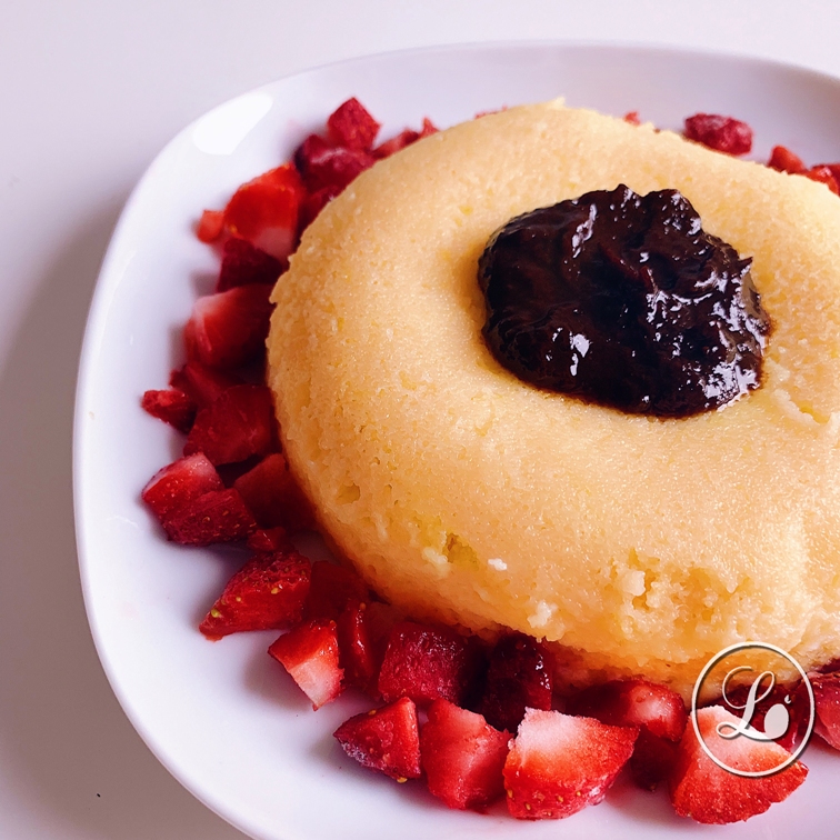 actualité Recette : Bowlcake à la semoule fine et à la fleur d’oranger, topping pulpe de pruneaux et fraises.